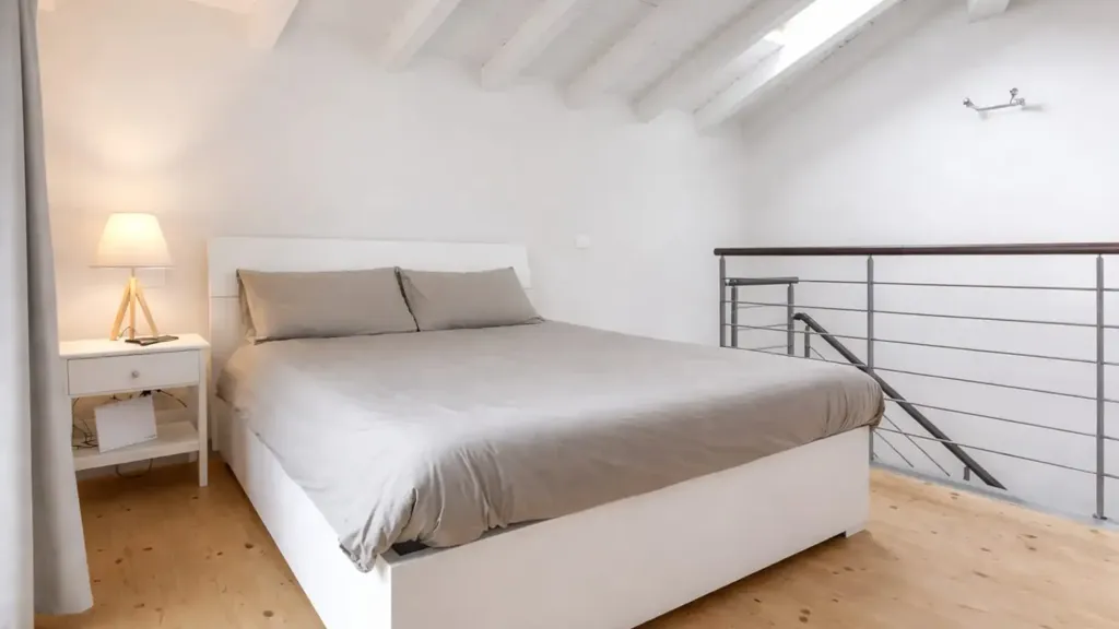 Chambres - Rented Duplex with Balcony in Pavia
