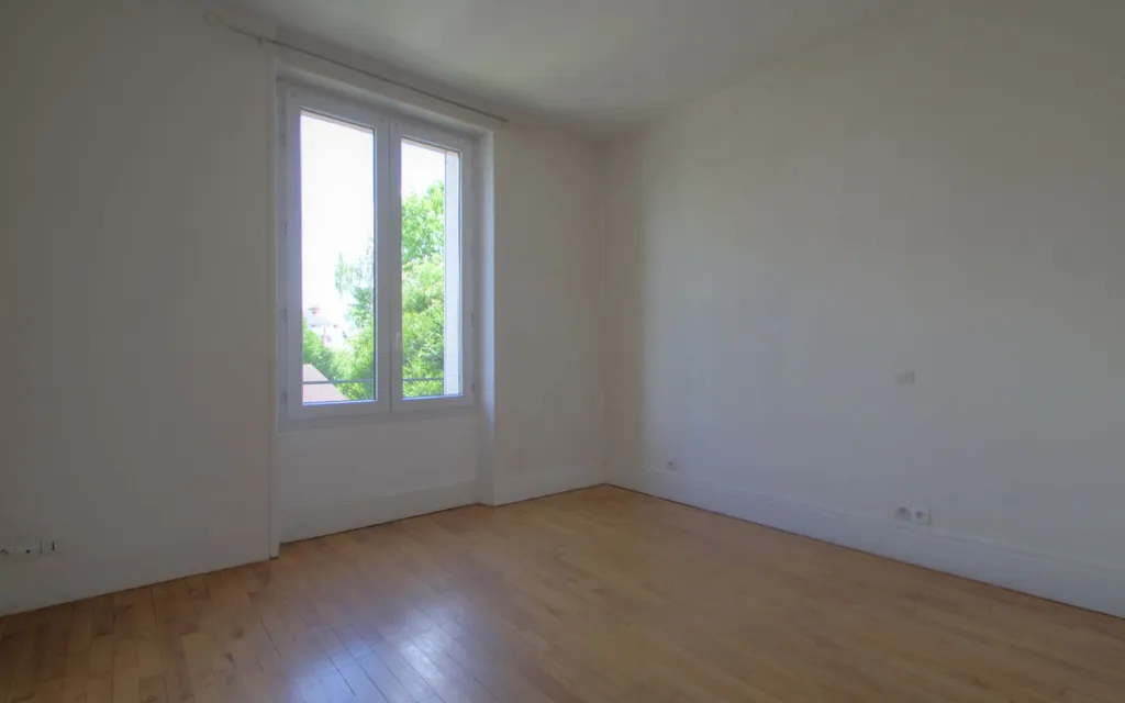 Rooms - Apartment with Park View in Orléans