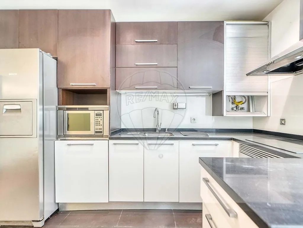 Cuisine - Lisbon Condo with Terrace and Fireplace