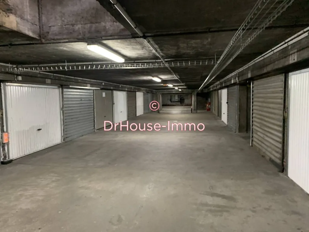 Garaaž - Commercial Space with High Ceilings in Paris 10th