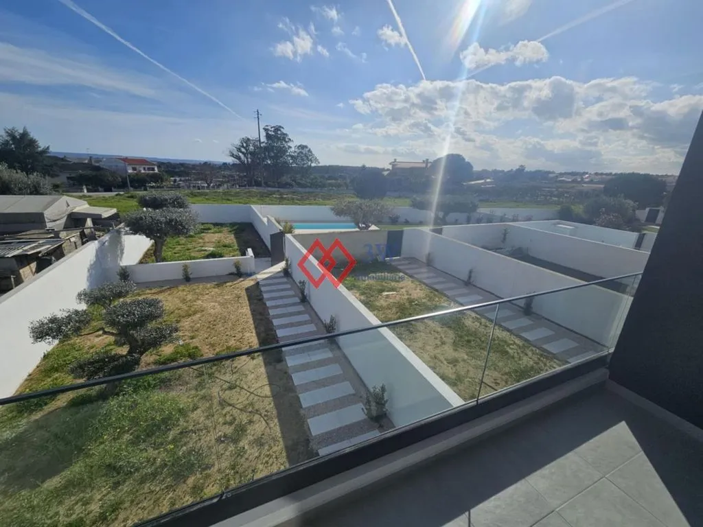 Terrace - Luxury House with Pool in Entroncamento