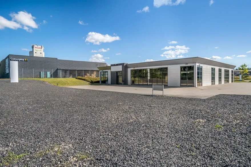 Välivaade - Architectural Office Space with Large Windows in Ringsted