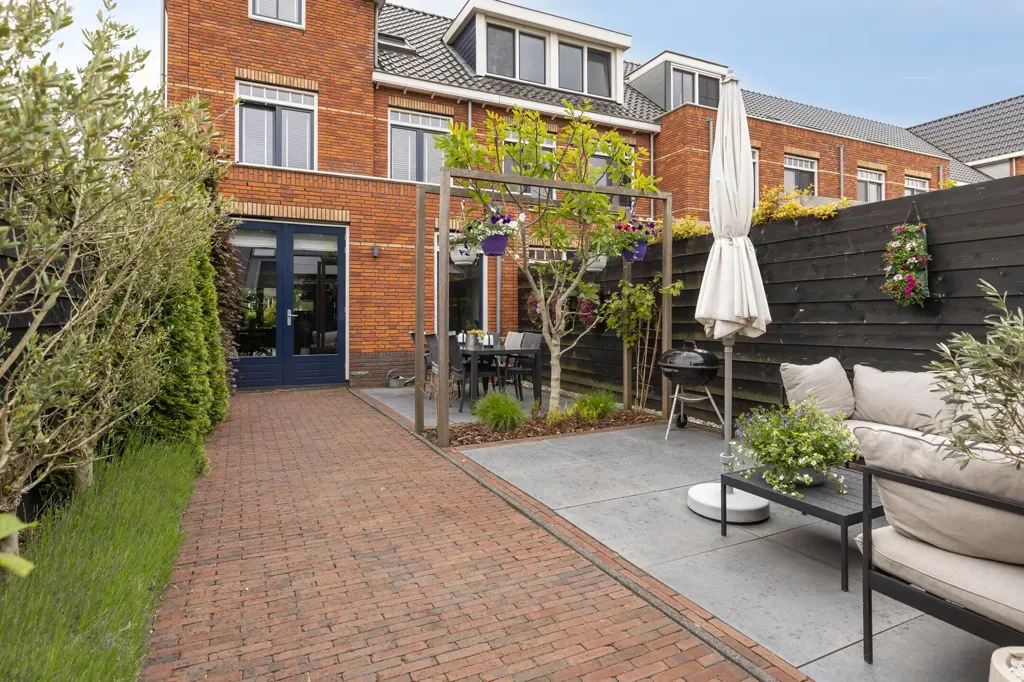 Aed - Corner House with Deep Garden in Rhoon