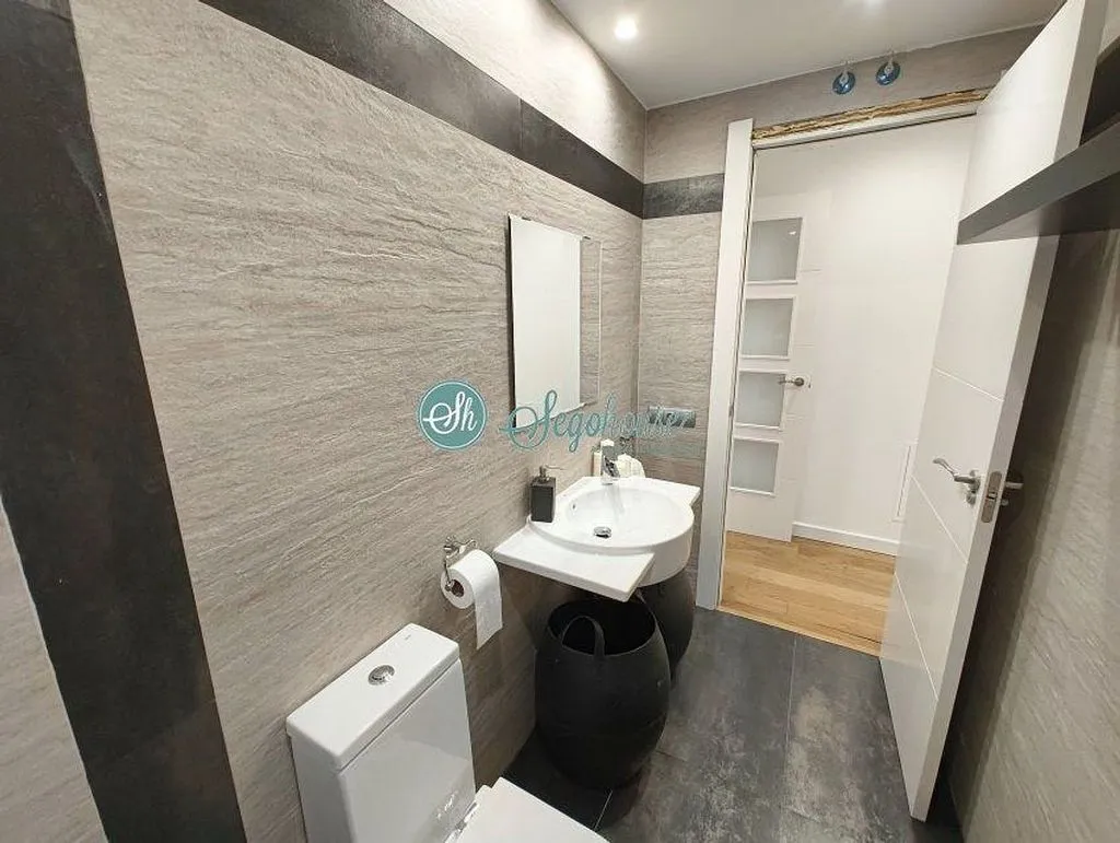 Bathrooms - Modern Flat with Terrace in Ezequiel González