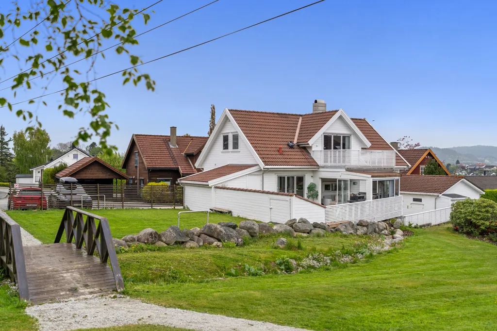 Aed - Detached House with Double Garage in Ganddal