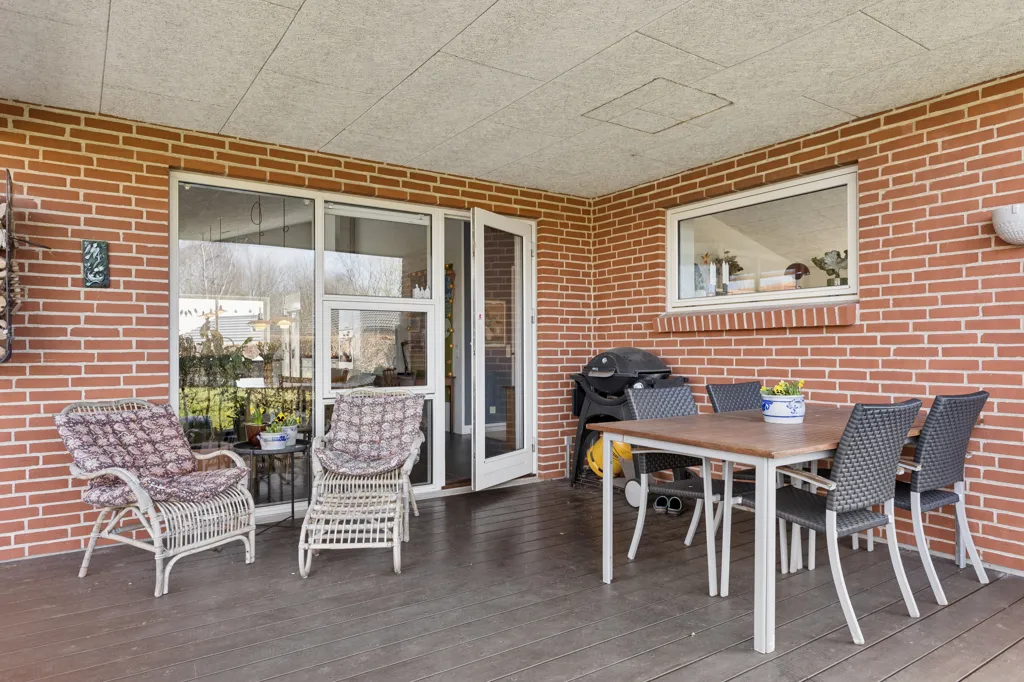 Terrass - Two-Bedroom Villa with Carport in Bjert