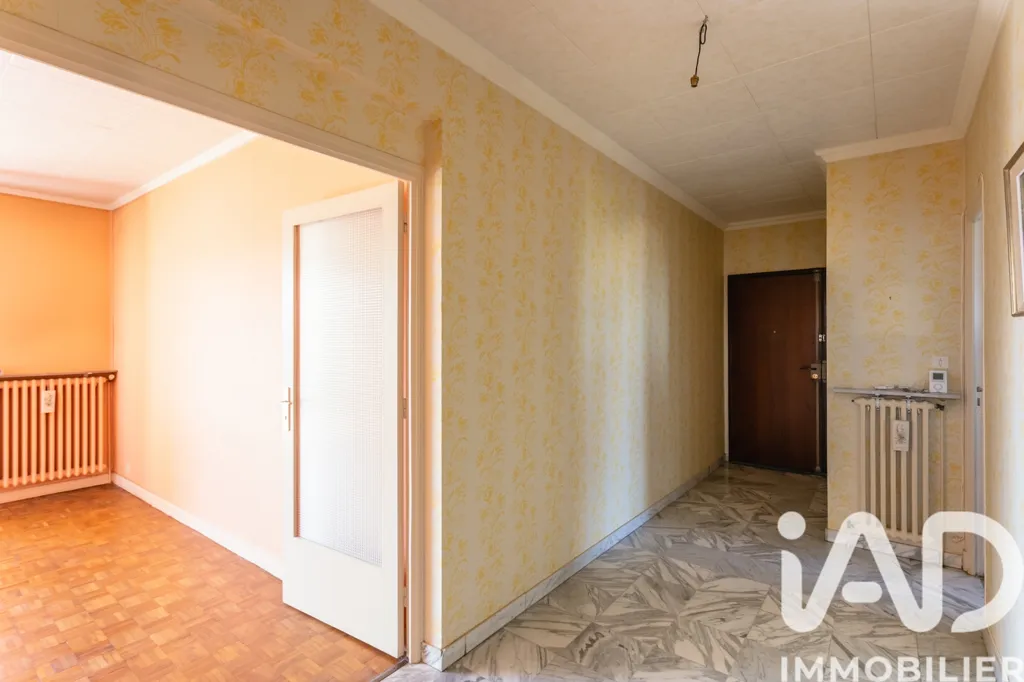 Esik - 3-Bed Apartment with Balcony near Brive Gare