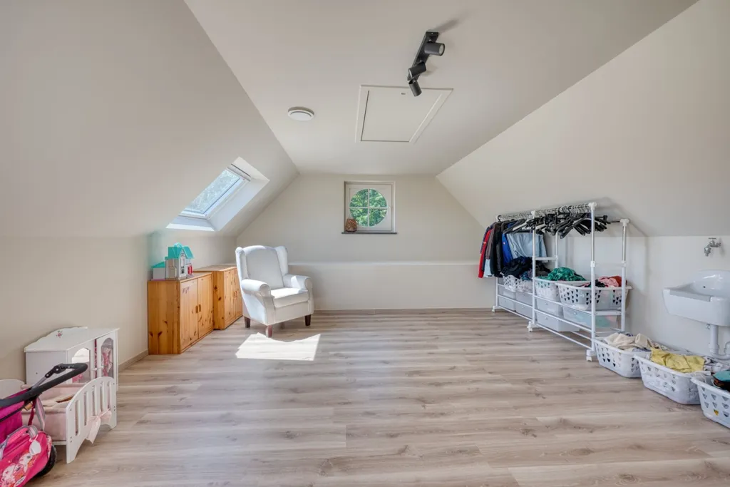 Toad - Semi-Open House with Garden near Centre