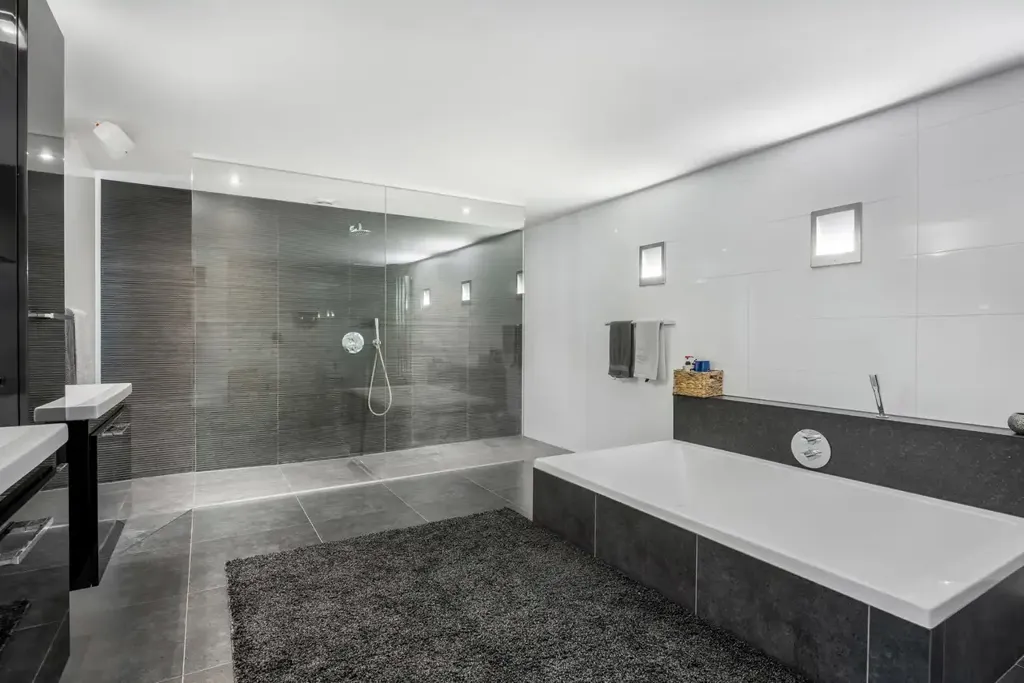 Salles de bain - Villa Luxueuse avec Piscine Intérieure à Lanaken