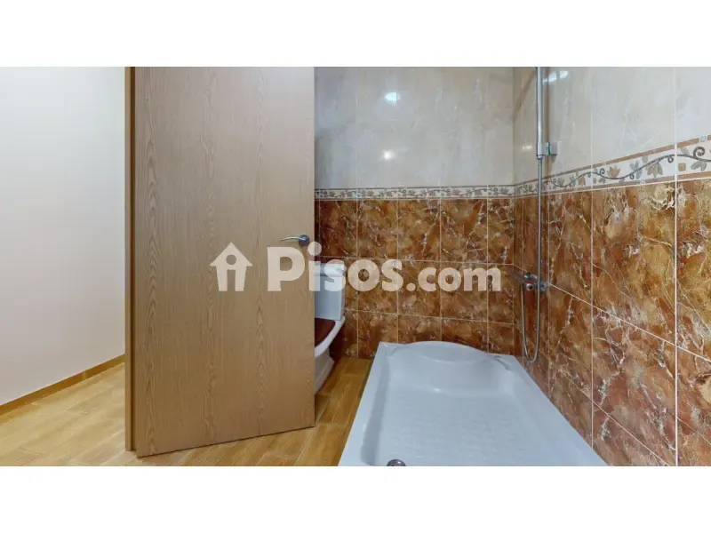 Salles de bain - Reformed Apartment with Balcony in North Zone
