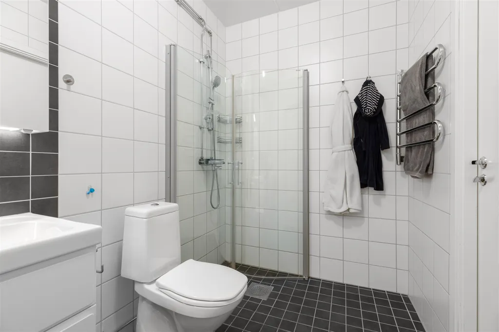 Salles de bain - Apartment with West-Facing Balcony in Central Sundbyberg