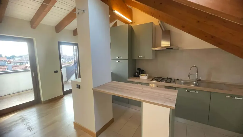 Köök - Mansarded Apartment with Balcony in Seregno