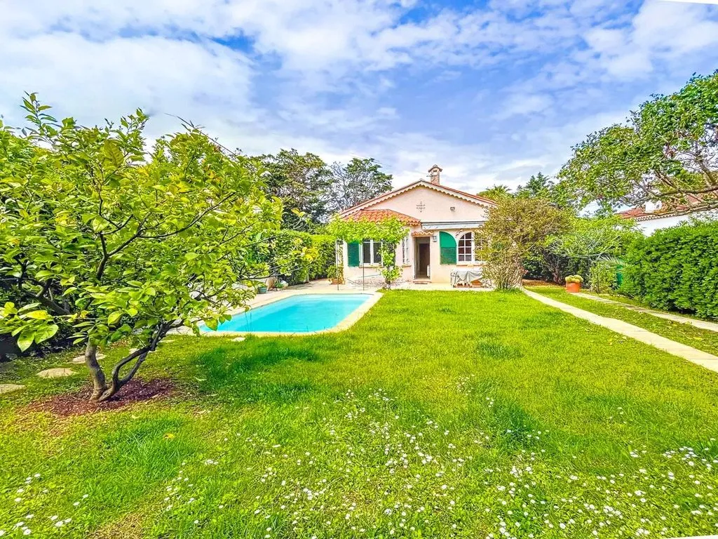 Jardin - Villa Luxueuse avec Piscine à Antibes