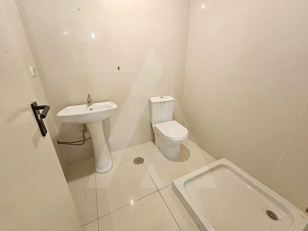 Salles de bain - Shop with Storage in Aveiro City Centre