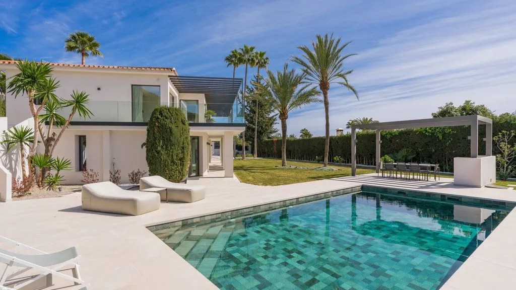 Piscine - Luxury Villa with Sea Views in Golden Mile