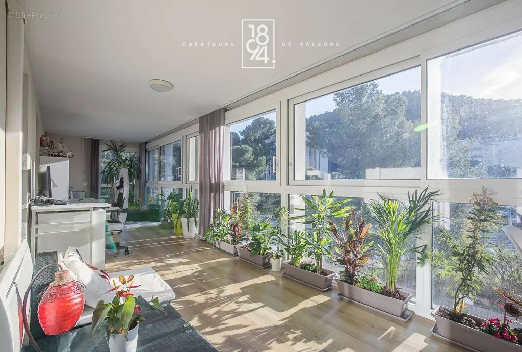 Soggiorno - Contemporary Apartment with Terrace in Le Redon
