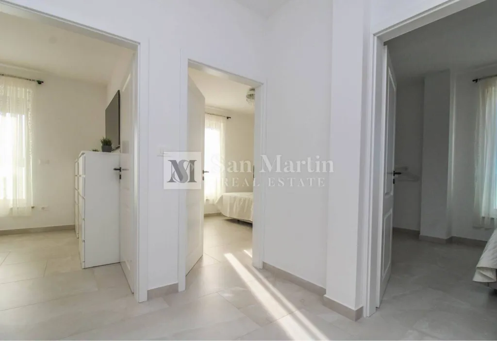 Esik - Modern House with Private Garden in Poreč Centre