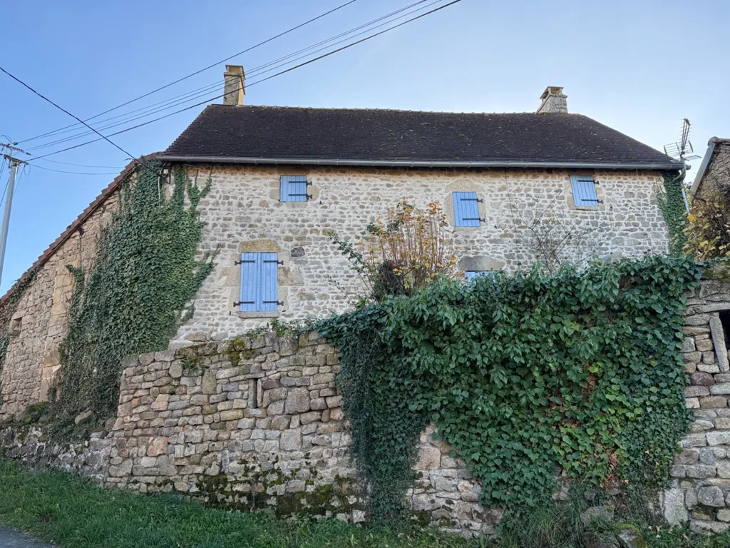 Extérieur - Maison en Pierre avec Cour Intérieure à Bussière-Dunoise