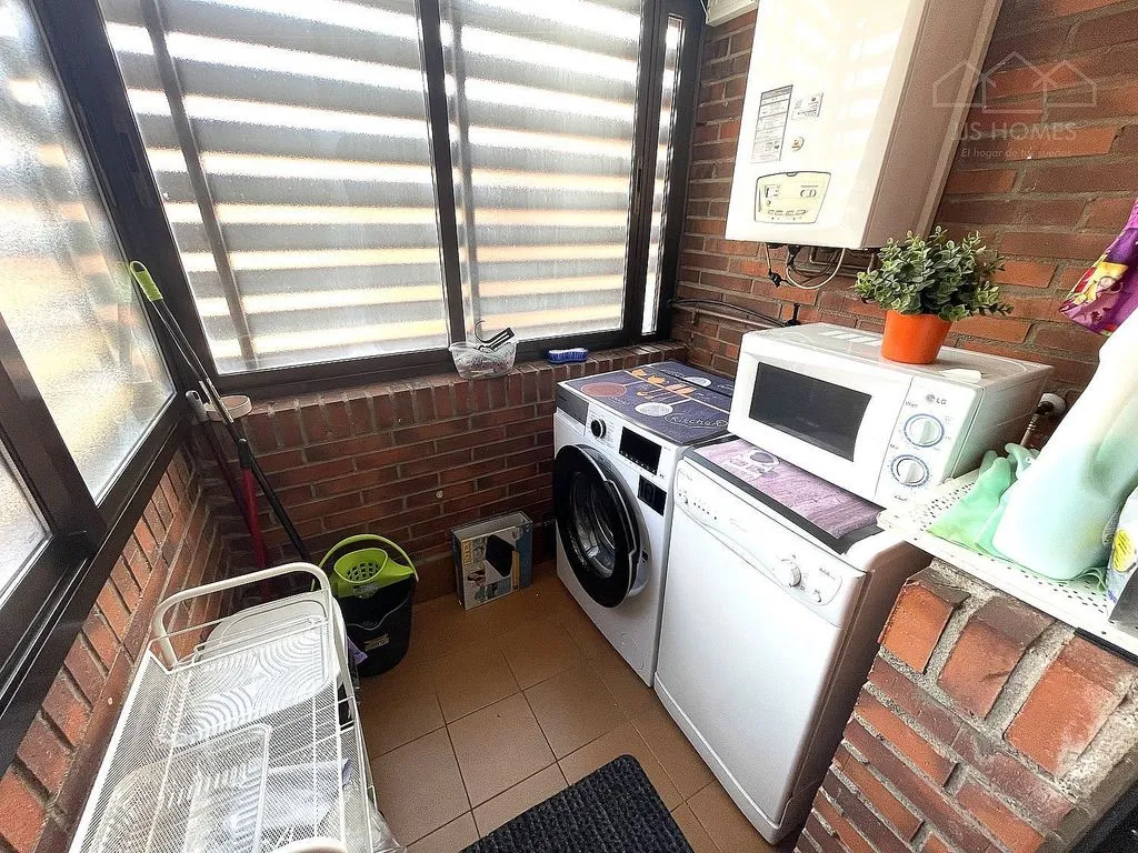 Pesuköök - 1-Bedroom Apartment with Pool in Tres Cantos