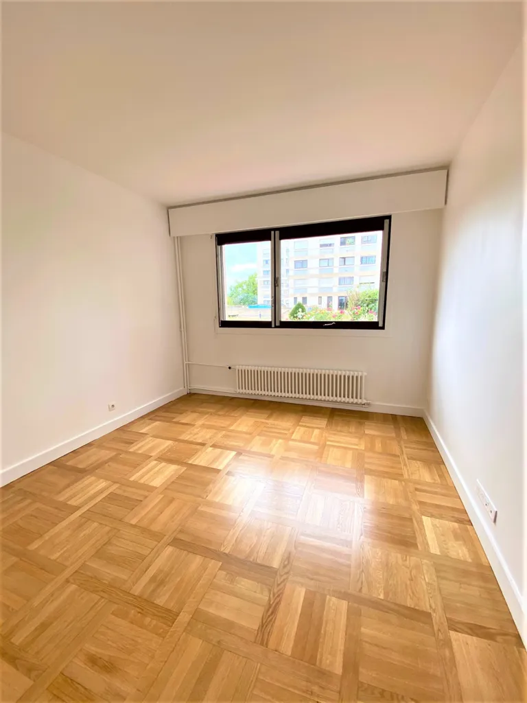 Rooms - Refurbished Apartment with Garden View in Garches