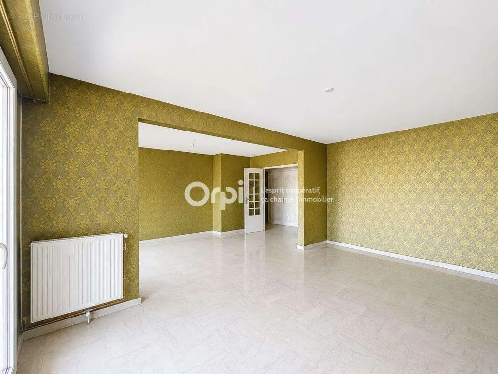 Séjour - Appartement Traversant avec Balcon à Albertville