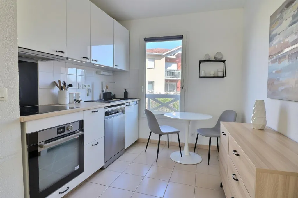 Cuisine - Appartement avec Balcon et Parking à Proximité du Centre