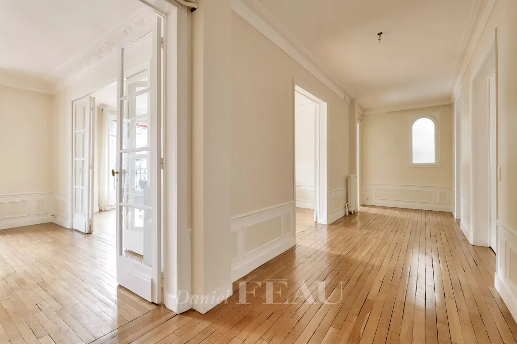 Living Room - Luxury Apartment with Balcony in Paris 16th