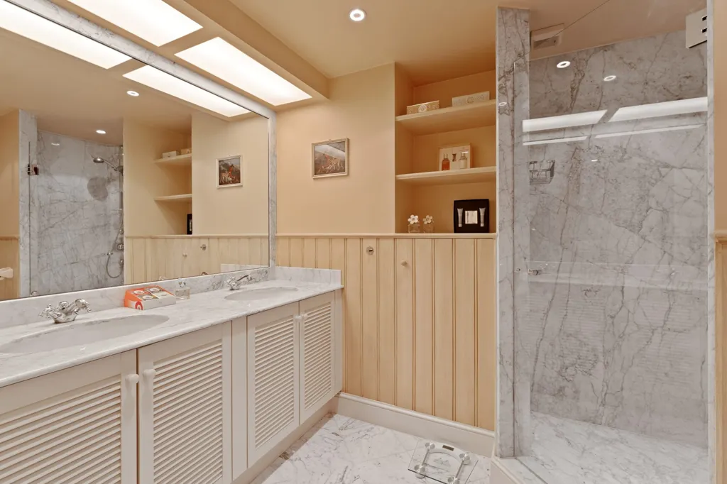 Bathrooms - Villa with Pool in Brasschaat Centre
