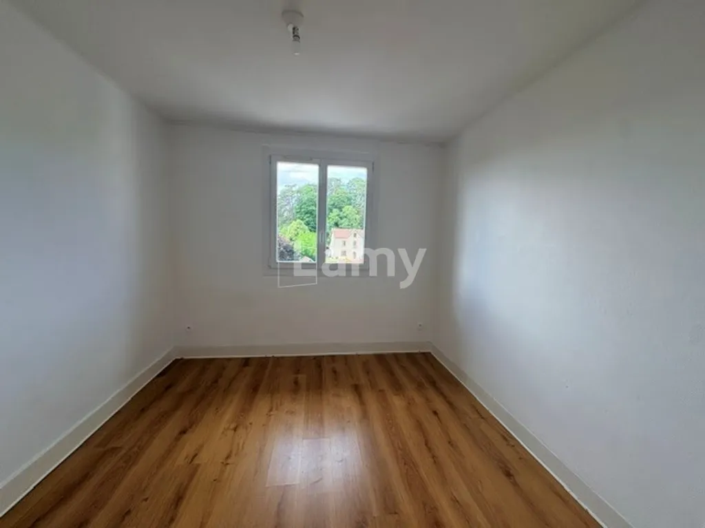 Student-Friendly Flat with Balcony in Montrapon