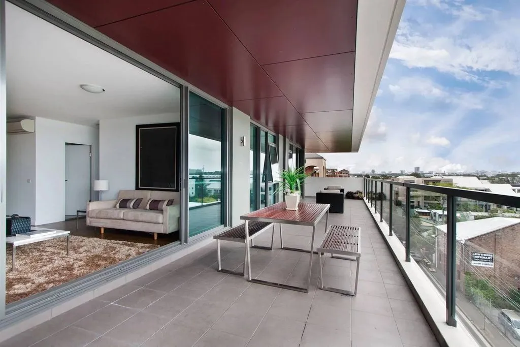Balcony - Luxury Apartment with Balcony in Colombes