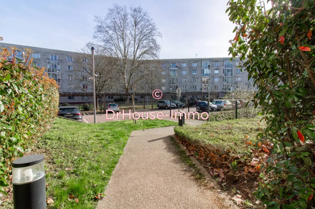Garden - 2-Bedroom Apartment with Balcony in Mureaux