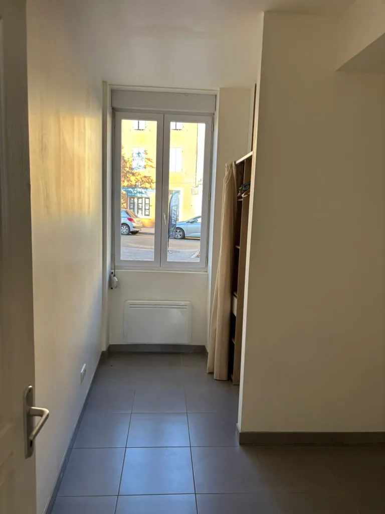 Esik - City Centre Flat with Open Plan Kitchen in Puylaurens