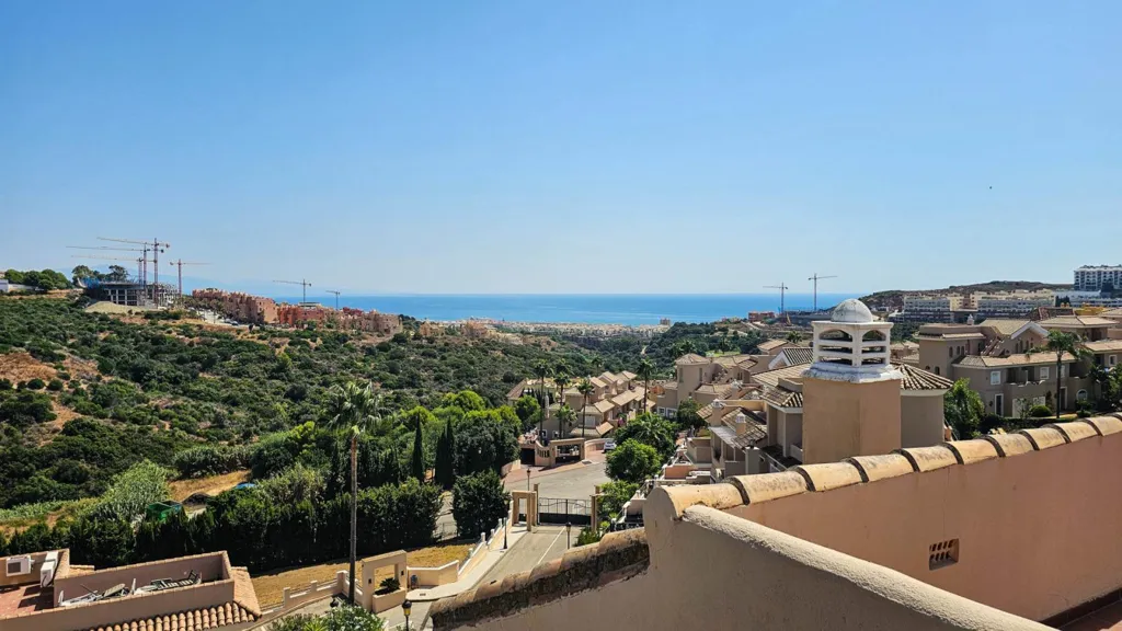 Balcon - Refurbished Semi-Detached with Pool in La Duquesa