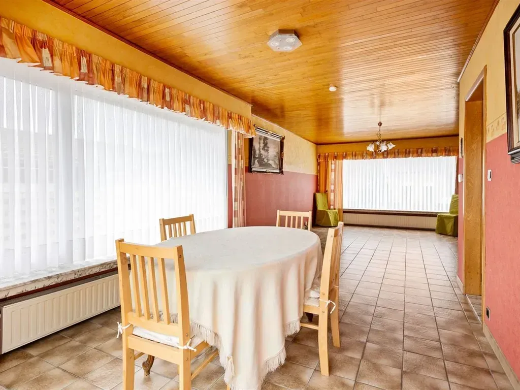 Sala da pranzo - Renovate Split-Level House with Retro Allure in Brecht