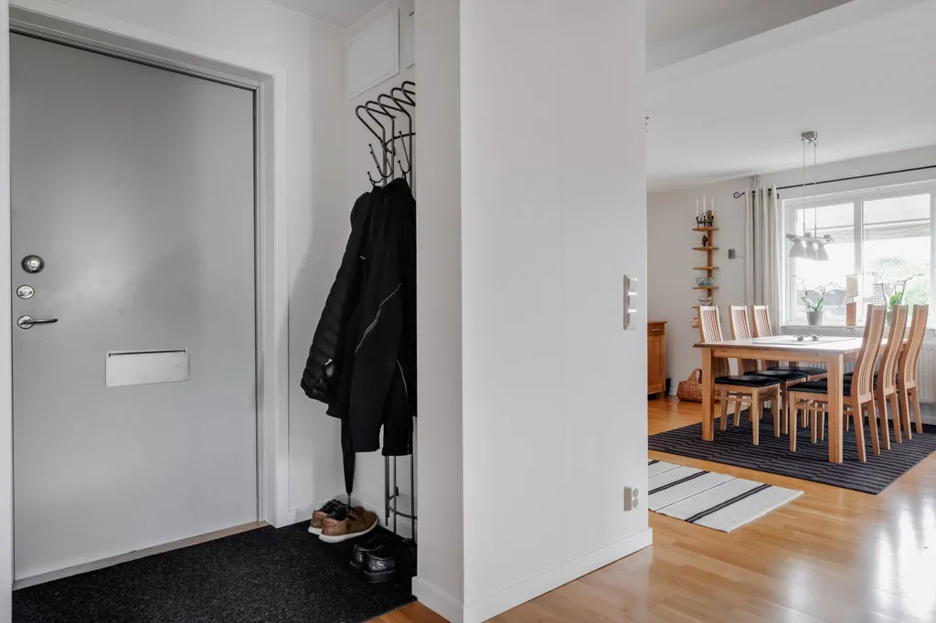 Esik - Renovated Three-Bedroom with Balcony in Bergdalen