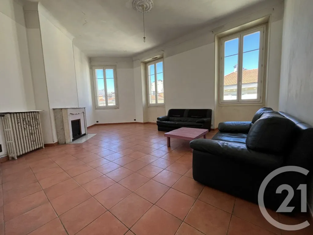 Elutuba - 4-Bedroom Apartment with High Ceilings in Nice
