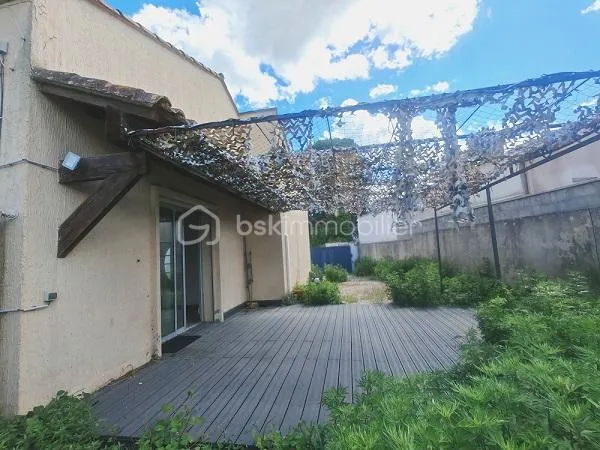 Terrasse - Maison à Fort Potentiel avec Balcon à Saint-Geniès-de-Malgoirès