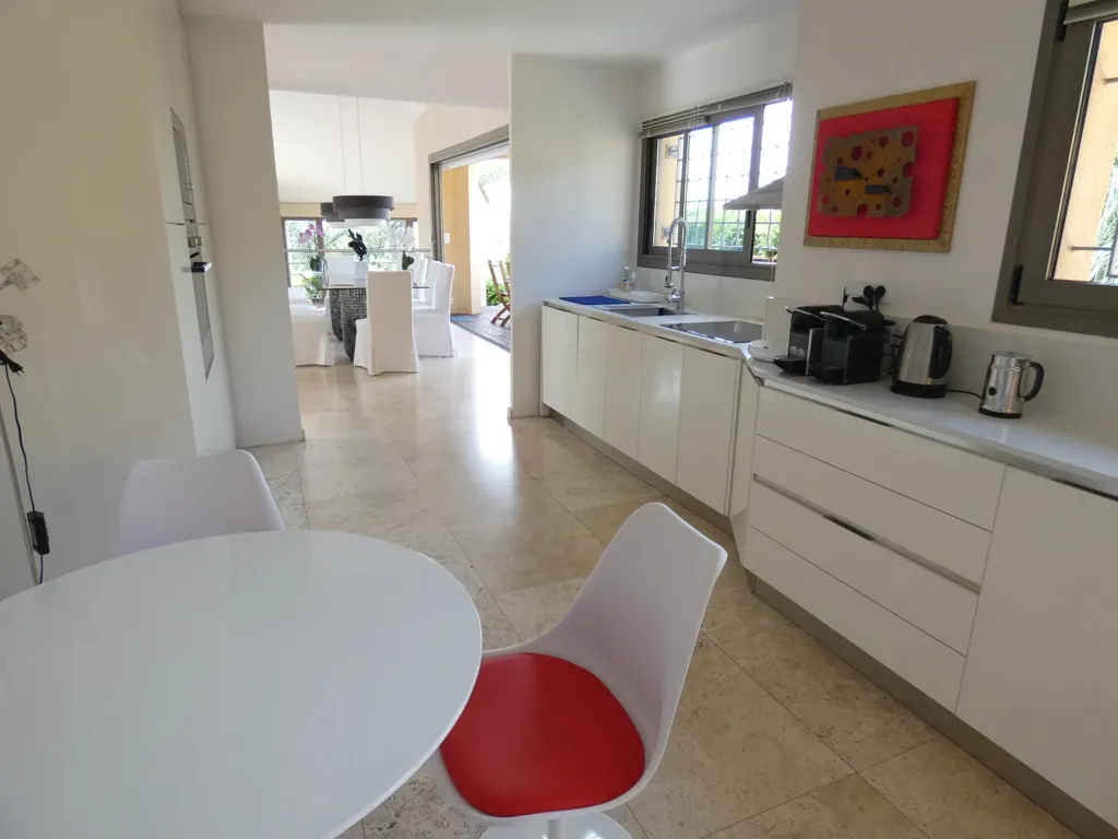 Cuisine - Villa avec Vue Dominante sur le Vieux Village à Mougins