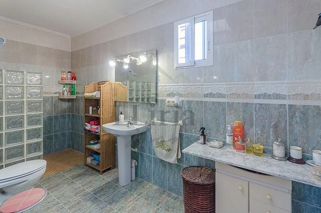 Salles de bain - Rustic Farmhouse with Pool in Villamarchante