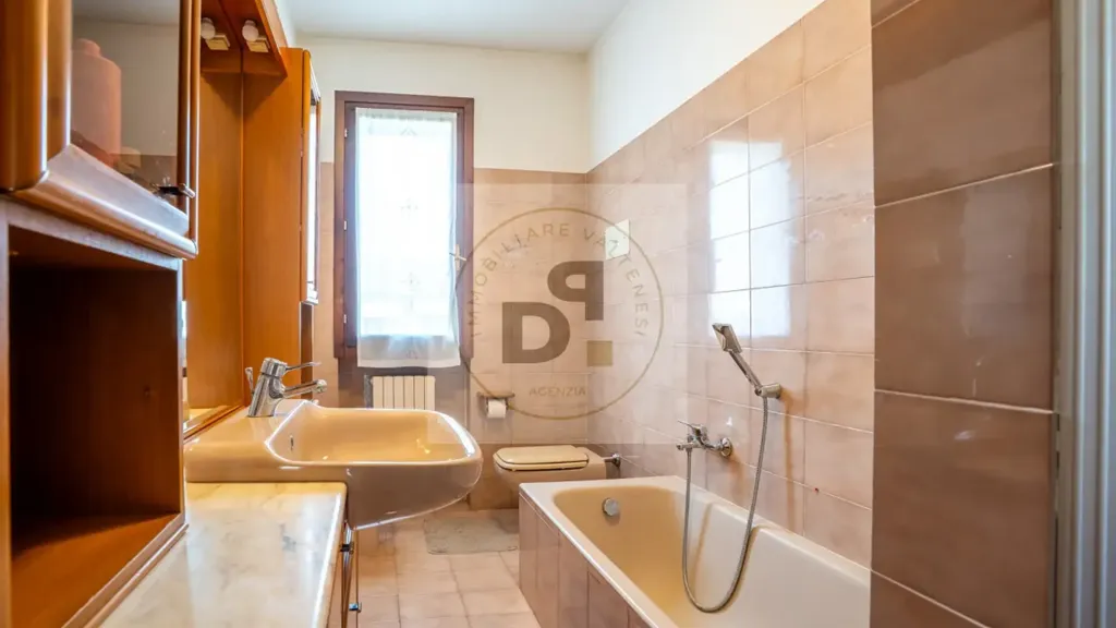 Salles de bain - Rear-Attached Villa with Garden in Salò