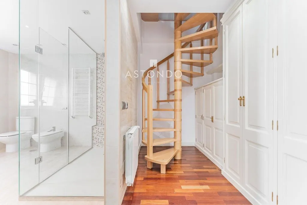 Pièces - Luxury Townhouse with Pool in Madrid