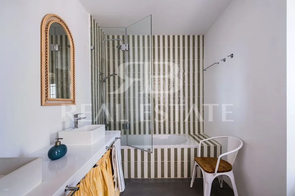 Bathrooms - Renovated Apartment with River View in Restelo