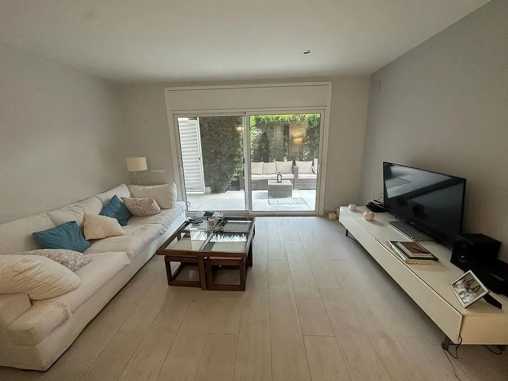 Séjour - Ground Floor Flat with Garden in Ribes Roges