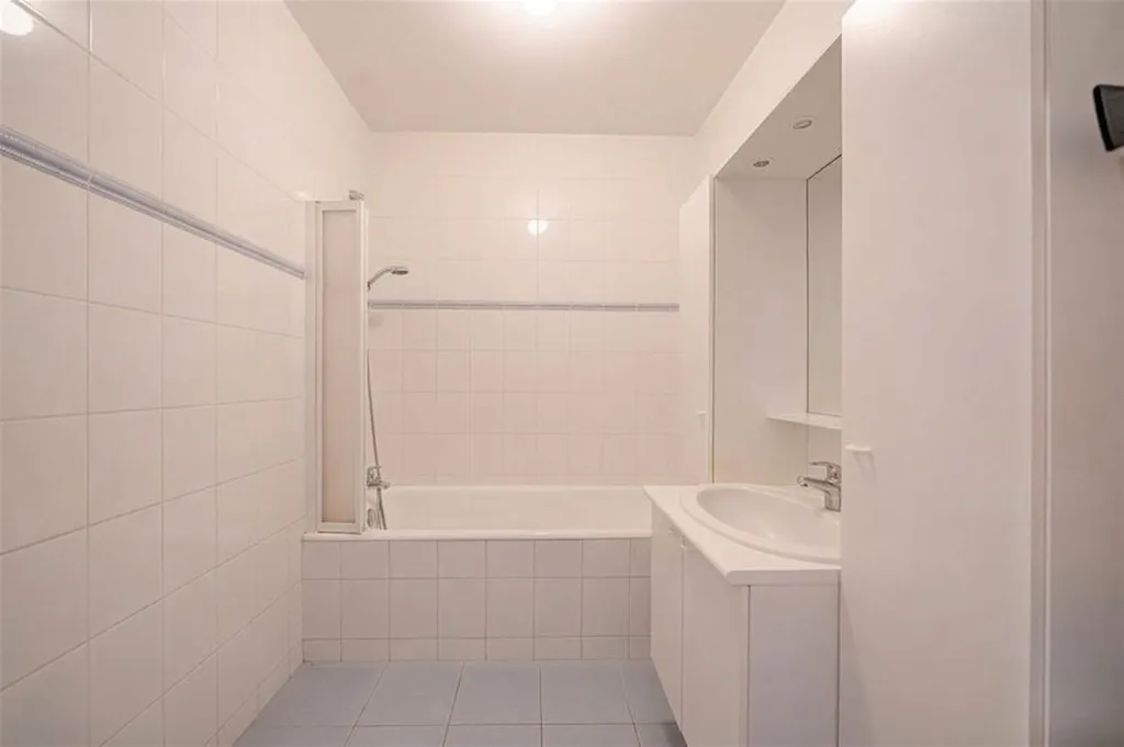 Salles de bain - Appartement avec balcon à Schaerbeek