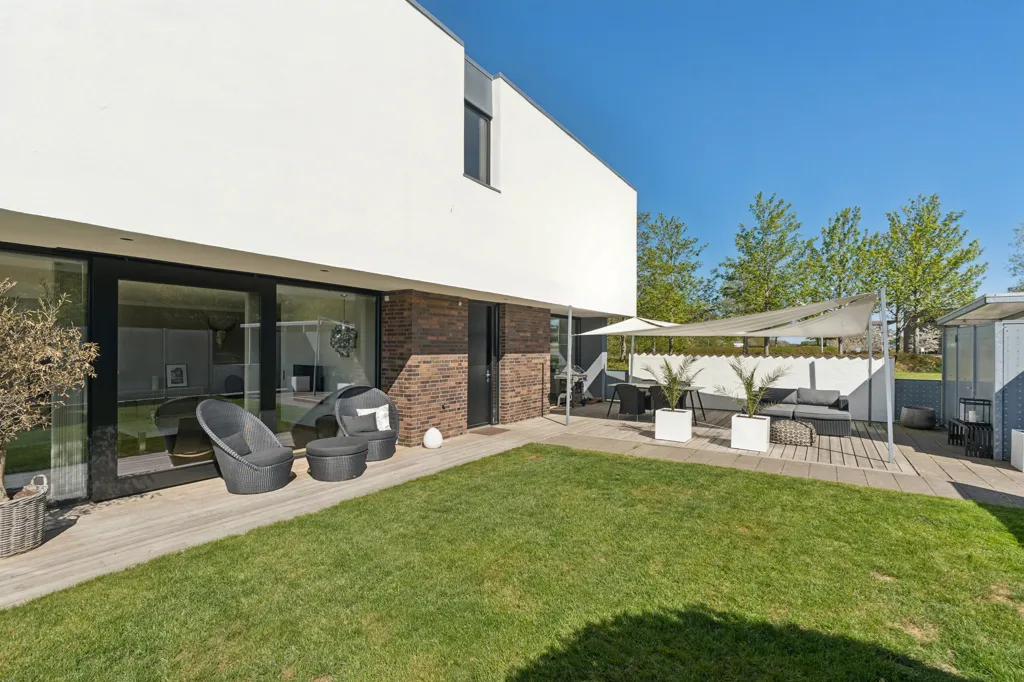 Jardin - Villa with Garden and Forest View in Trekroner