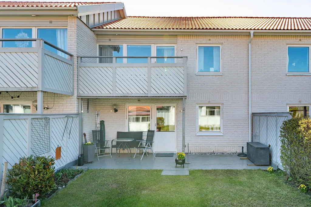 Aed - Terraced House with Private Balcony in Bankeryd