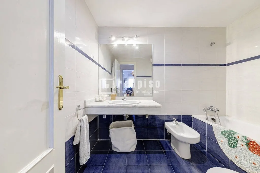 Bathrooms - Duplex with Pool and Terrace in Boadilla del Monte