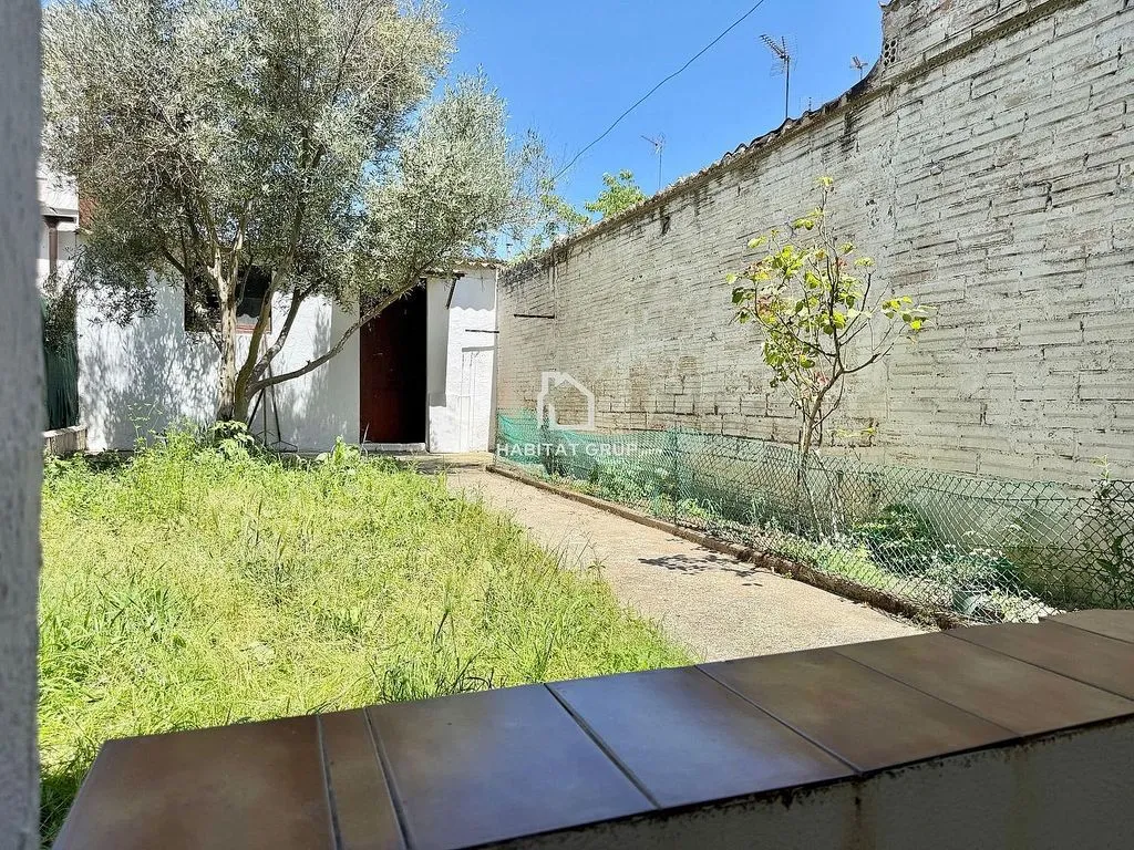 Aed - Semi-detached House with Pool in Manlleu