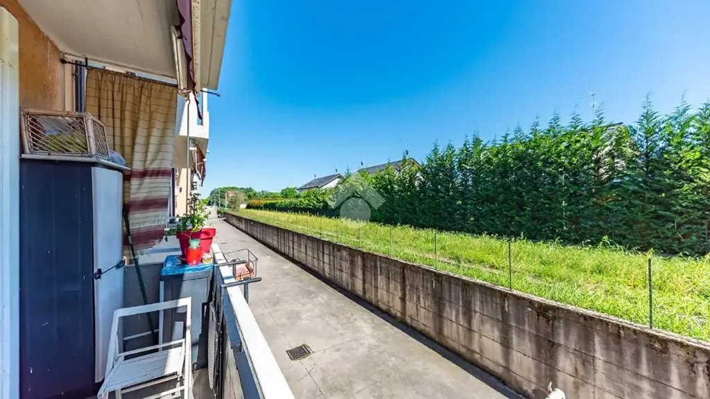 Rõdu - 3-Bedroom Apartment with Balcony in Lainate