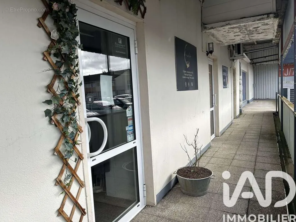 Esterno - Mixed-Use Building with Parking in Montceau-Les-Mines